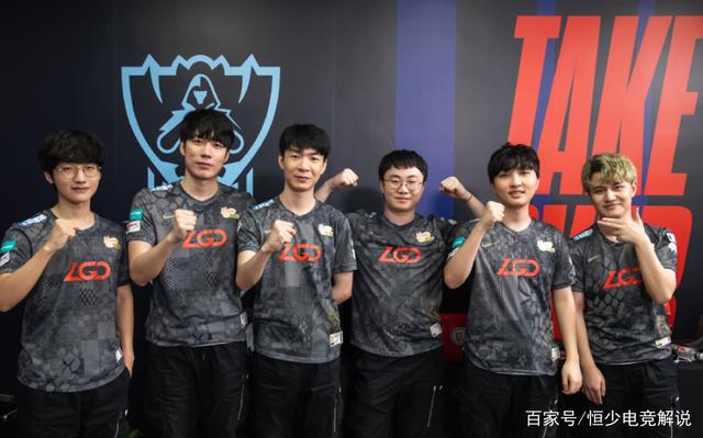 晨在泳池边 晨在泳池边